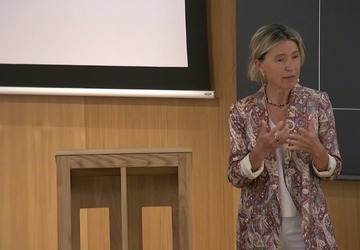 María Calvo presenta 'La mujer femenina' en la Universidad de Navarra de Madrid